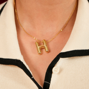 Collar Letra A Puffy Dorado – Tu inicial con volumen y estilo